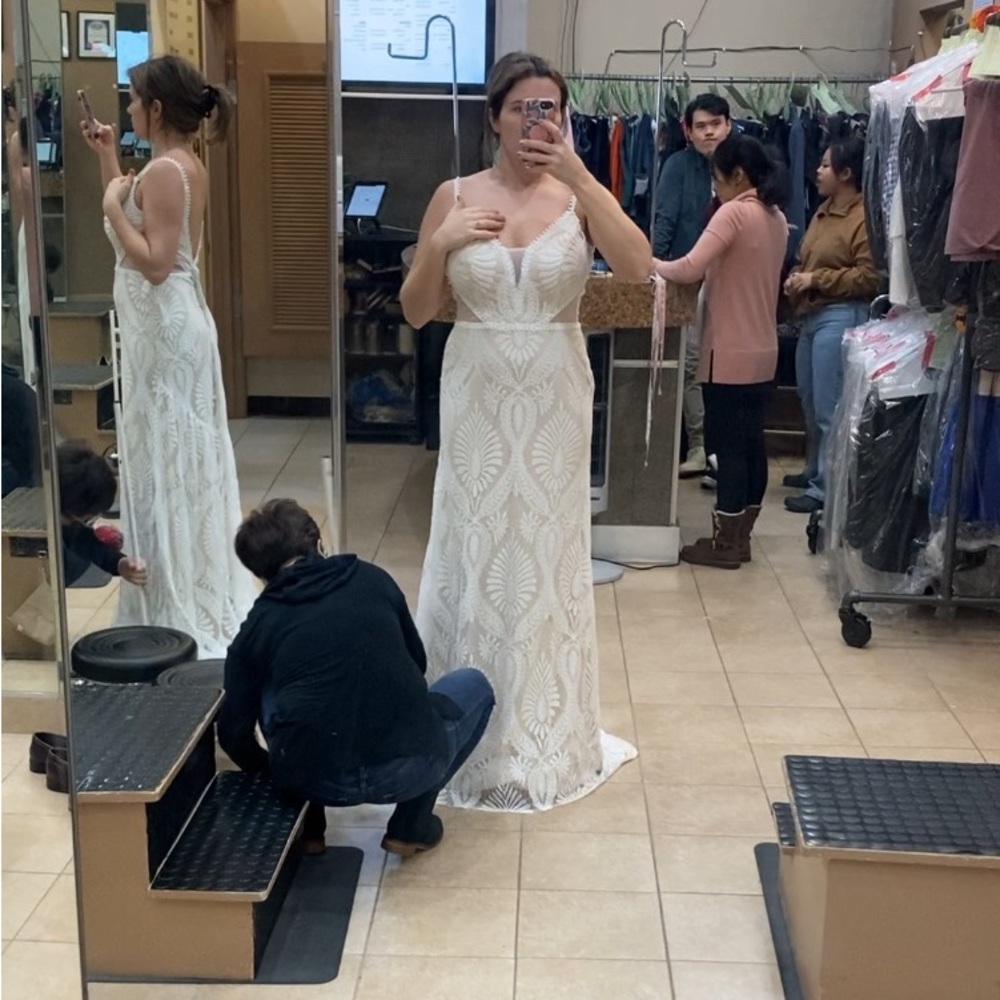 WEDDING DRESS - (8/10 - M) - Never worn